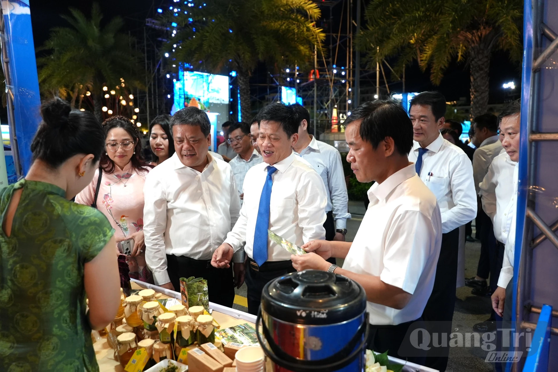 Các đồng chí lãnh đạo tỉnh Quảng Trị và tỉnh Khánh Hòa tham quan gian hàng trưng bày sản phẩm OCOP tại sự kiện - Ảnh: T.Đ