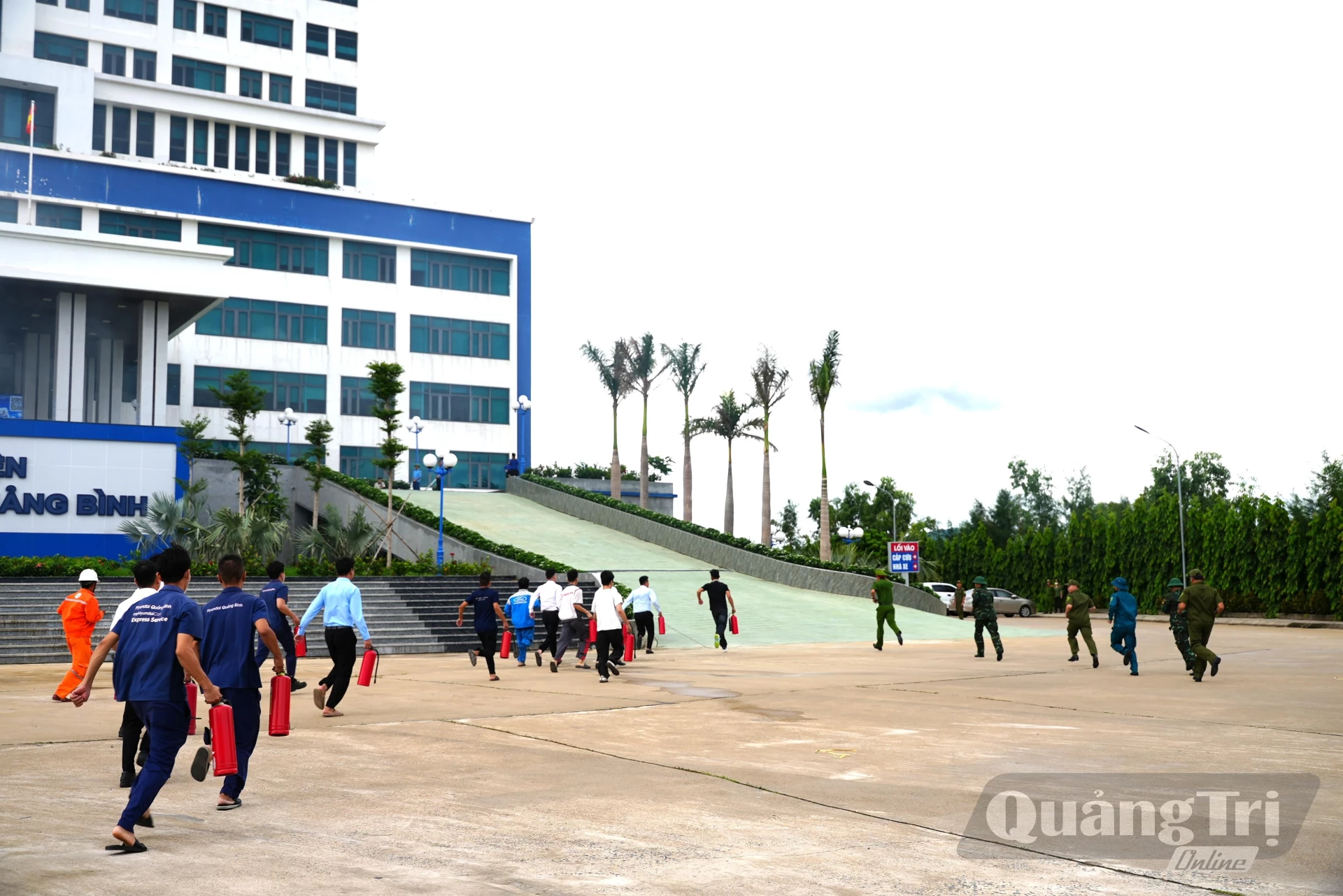 Các lực lượng tham gia hợp luyện, hoàn thiện các nội dung theo kịch bản diễn tập đã được phê duyệt - Ảnh: T.Đ