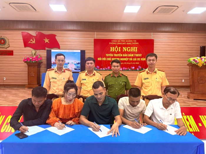 Gần 200 chủ doanh nghiệp, lái xe ký cam kết chấp hành pháp luật về an toàn giao thông