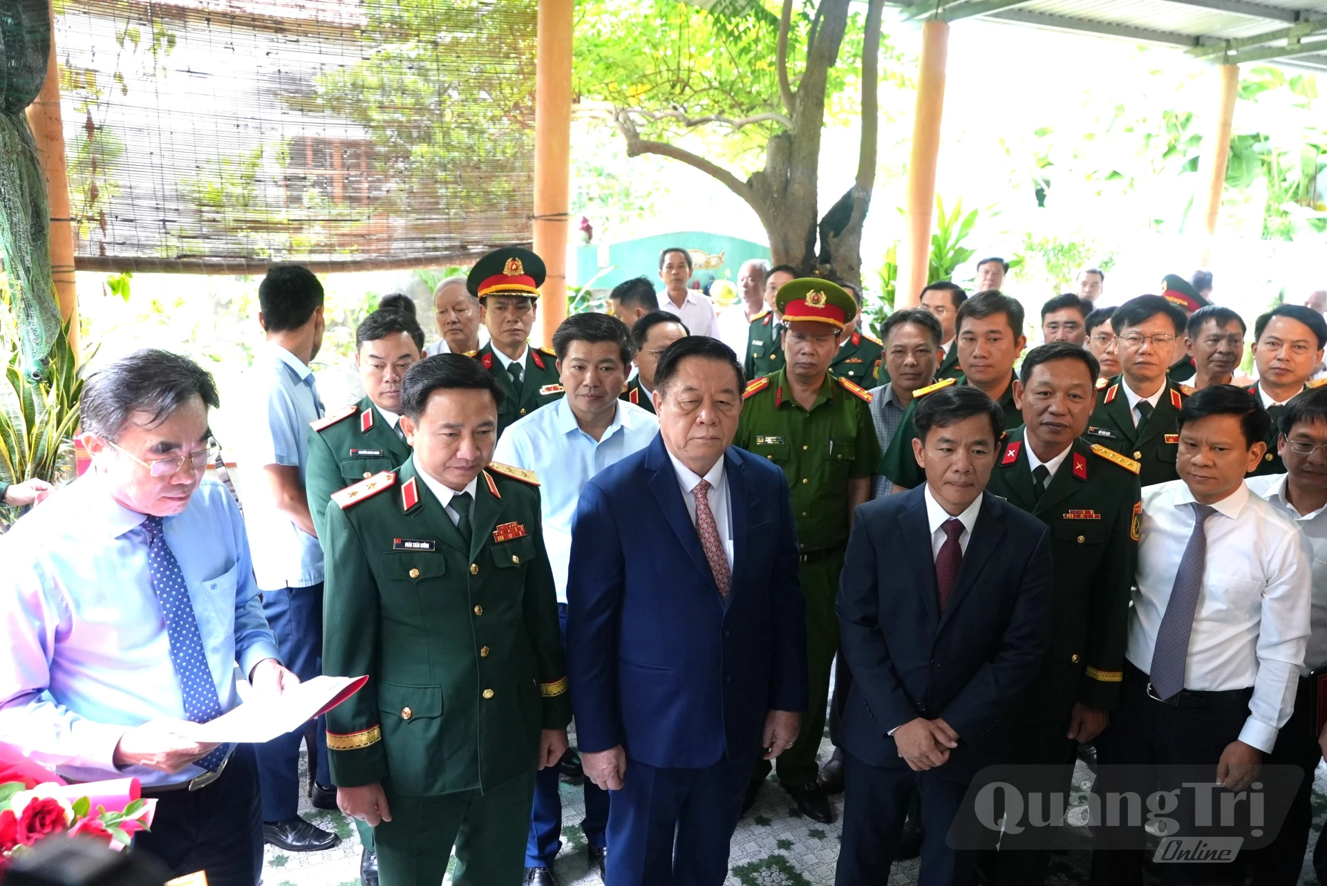 Đồng chí Đại tướng Nguyễn Trọng Nghĩa, Chủ nhiệm Tổng cục Chính trị Quân đội Nhân dân Việt Nam, lãnh đạo Quân Khu 4 và tỉnh Quảng Trị dự lễ trao tặng huy hiệu 80 năm tuổi Đảng cho đảng viên Nguyễn Anh Hùng tại xã Nam Gianh - Ảnh: T.Đ
