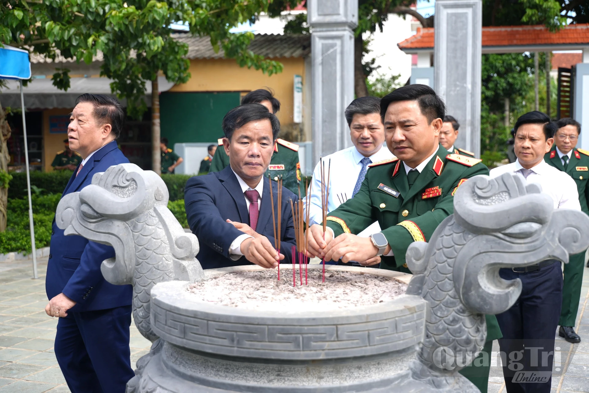 Đồng chí Trung tướng Đoàn Xuân Bường, Chính ủy Quân khu 4 và đồng chí Nguyễn Văn Phương, Bí thư Tỉnh ủy dâng hương tại Nhà tưởng niệm Đại tướng Võ Nguyên Giáp - Ảnh: T.Đ