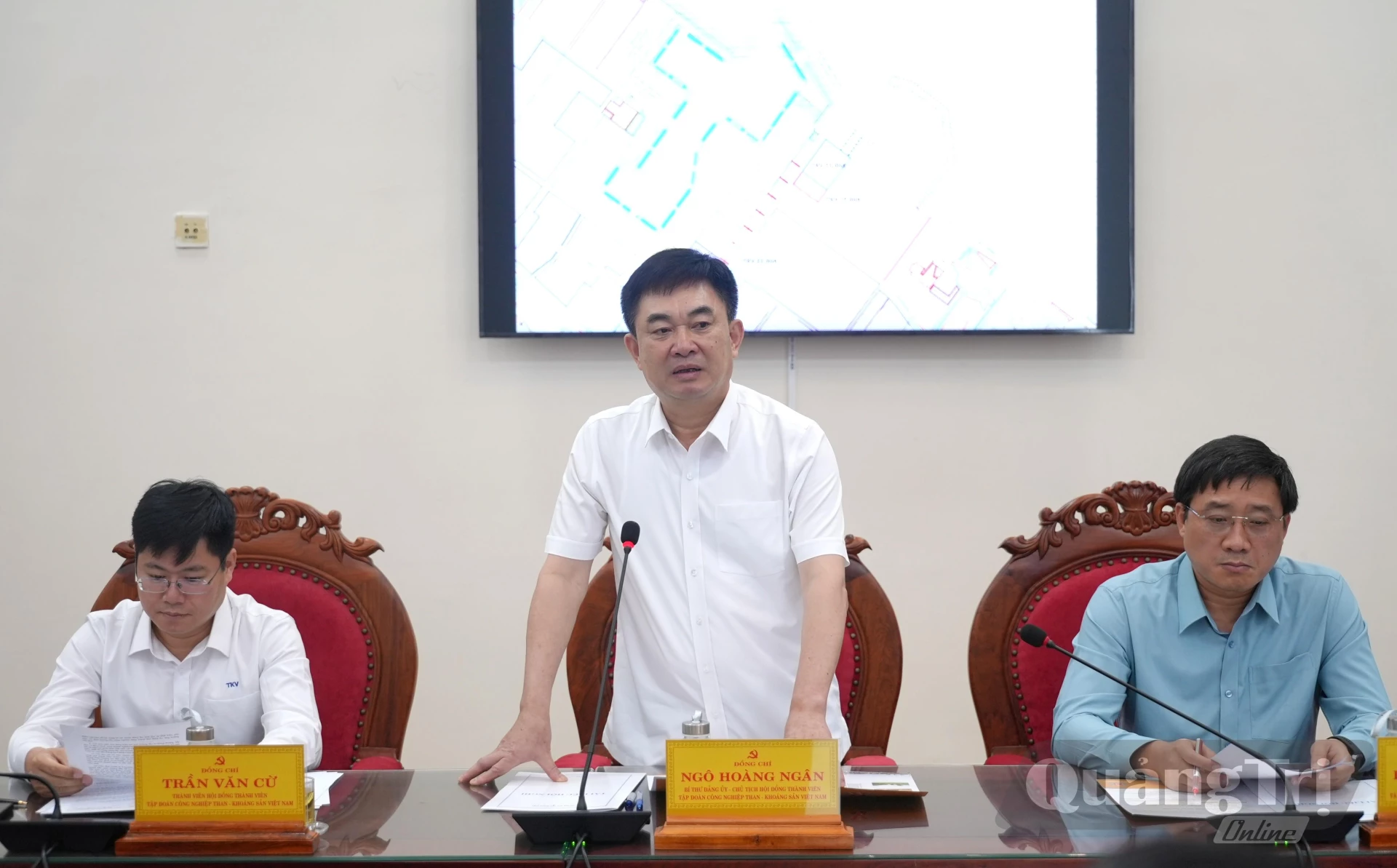 Ông Ngô Hoàng Ngân, Bí thư Đảng ủy, Chủ tịch Hội đồng thành viên Tập đoàn Công nghiệp Than – Khoáng sản Việt Nam báo cáo về tình hình triển khai dự án tại tỉnh Quảng Trị - Ảnh: T.Đ