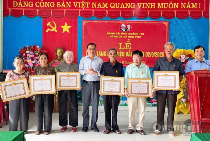 Xã Kim Phú: Trao tặng Huy hiệu Đảng nhân dịp Quốc khánh 2/9