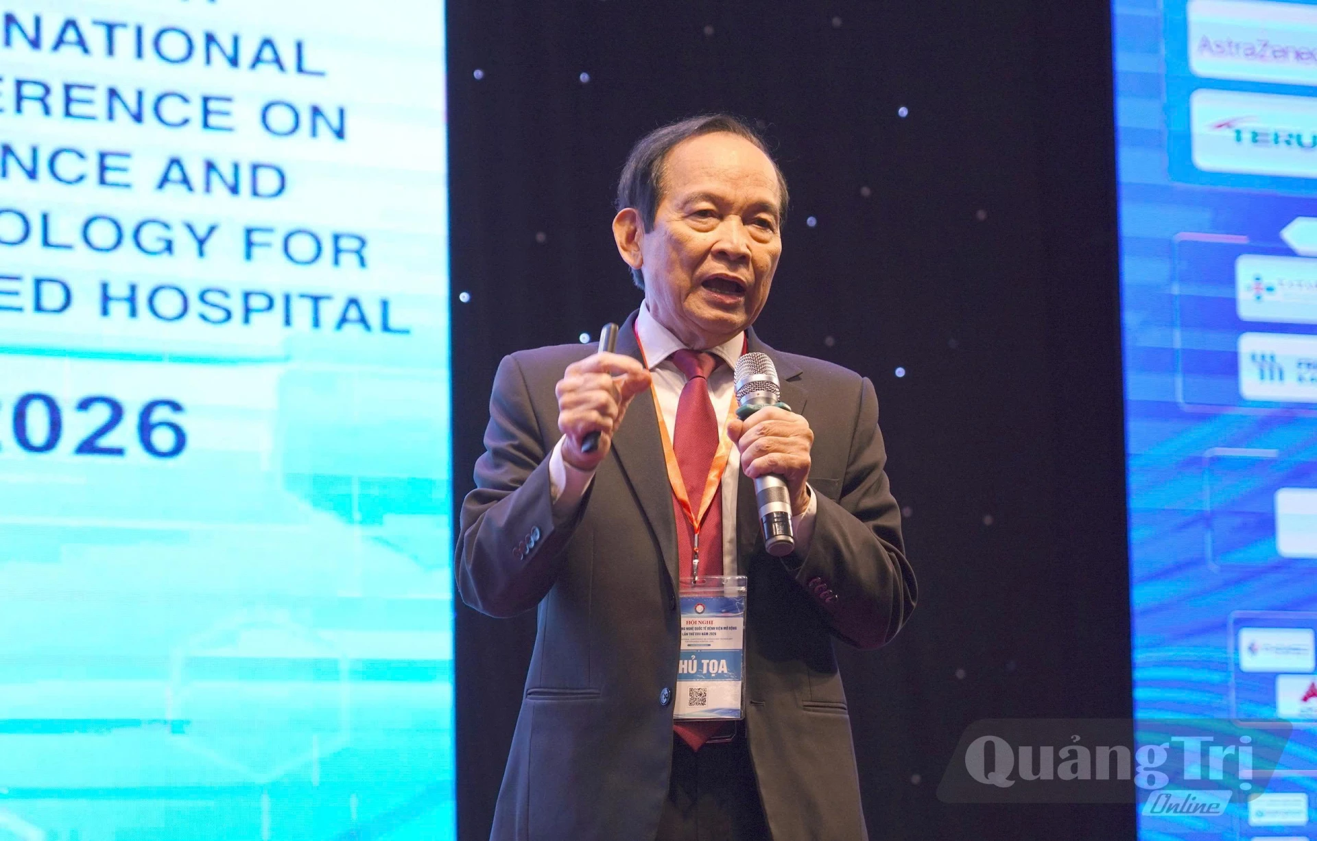 GS.TS.BS. Trần Hữu Dàng – Chủ tịch Hội Nội tiết và Đái tháo đường Việt Nam trình bày chuyên đề “Bước tiến điều trị đái tháo đường típ 2 - Insulin + đồng vận GLP-1” - Ảnh: H.T