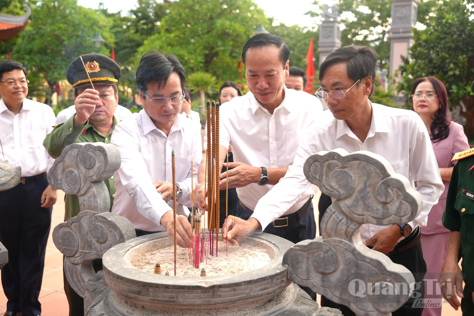 Lãnh đạo các sở, ngành dâng hương tại Đền thờ Bác Hồ và các anh hùng liệt sĩ tỉnh - Ảnh: T.Đ