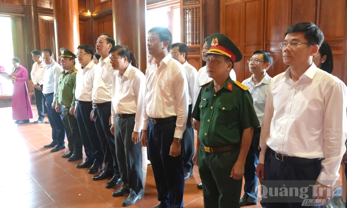 Đoàn đại biểu UBND tỉnh dâng hương tại các "địa chỉ đỏ" của tỉnh Nghệ An