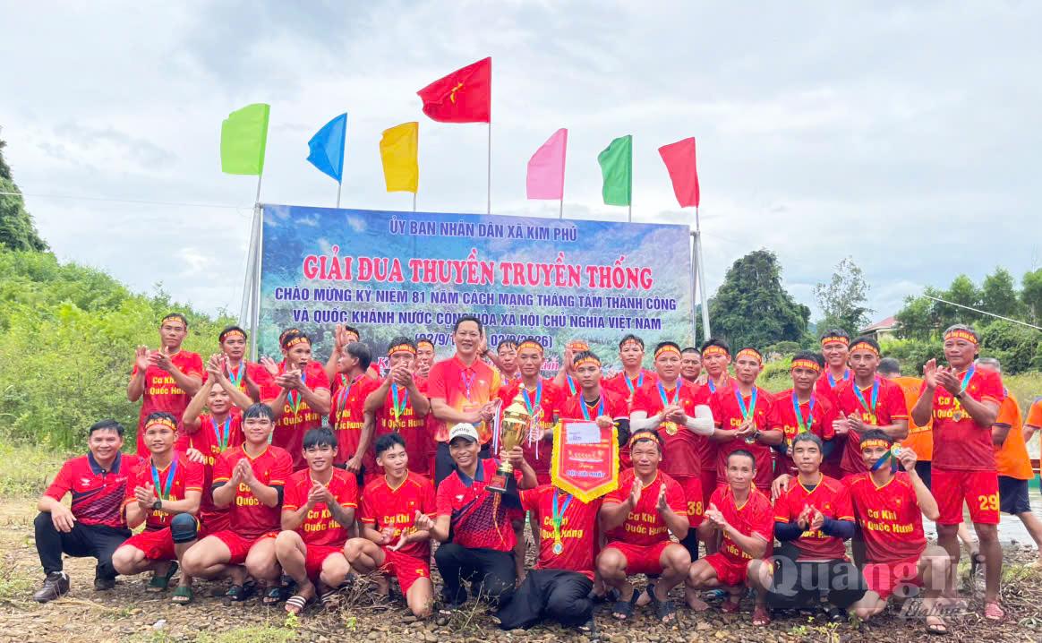 Ban tổ chức trao giải nhất cho đội đua của thôn Yên Thọ - Ảnh: Ngọc Quang