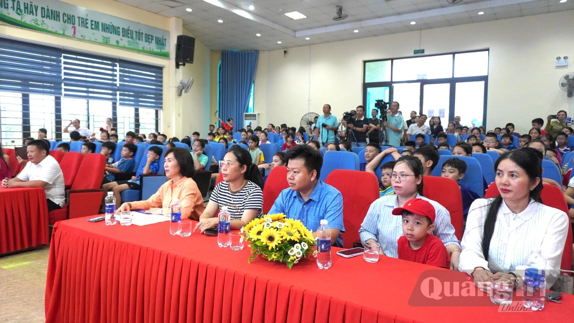 Đại biểu tham dự buổi lễ - Ảnh: H.T