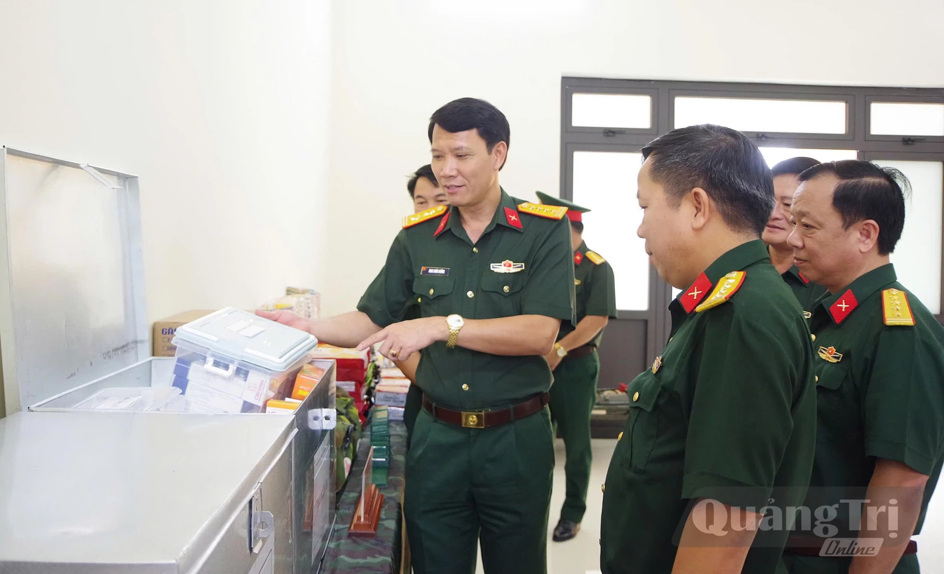 Đồng chí đại tá Đinh Xuân Hướng, Phó Chủ nhiệm Chính trị Quân khu, Phó trưởng Ban Chỉ đạo tìm kiếm, quy tập và xác định danh tính hài cốt liệt sĩ Quân khu 4 kiểm tra vật chất thuốc quân y - Ảnh: H.C
