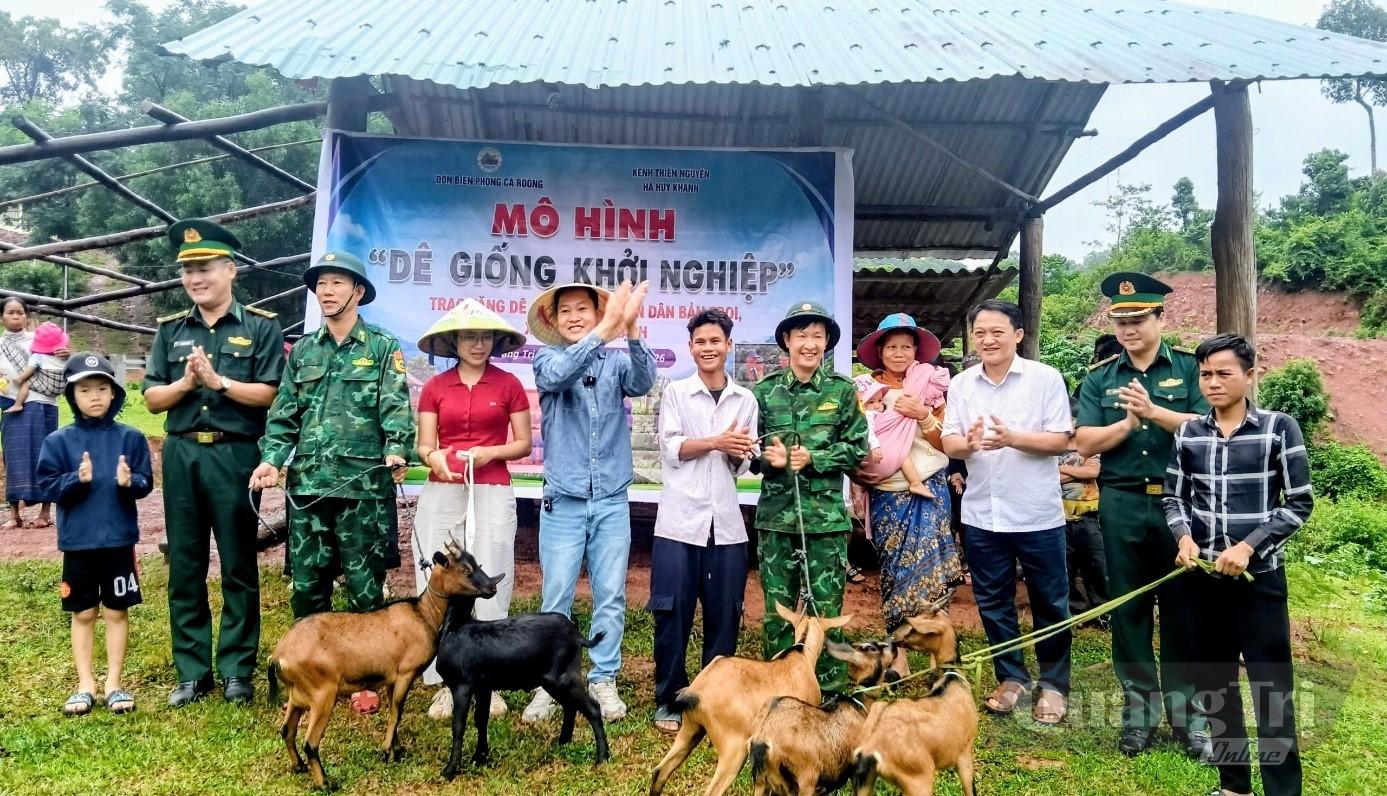 Các đơn vị huy động nguồn xã hội hóa để hỗ trợ mô hình sinh kế chăn nuôi dê giống cho bà con bản Troi (xã Thượng Trạch) - Ảnh: T.M