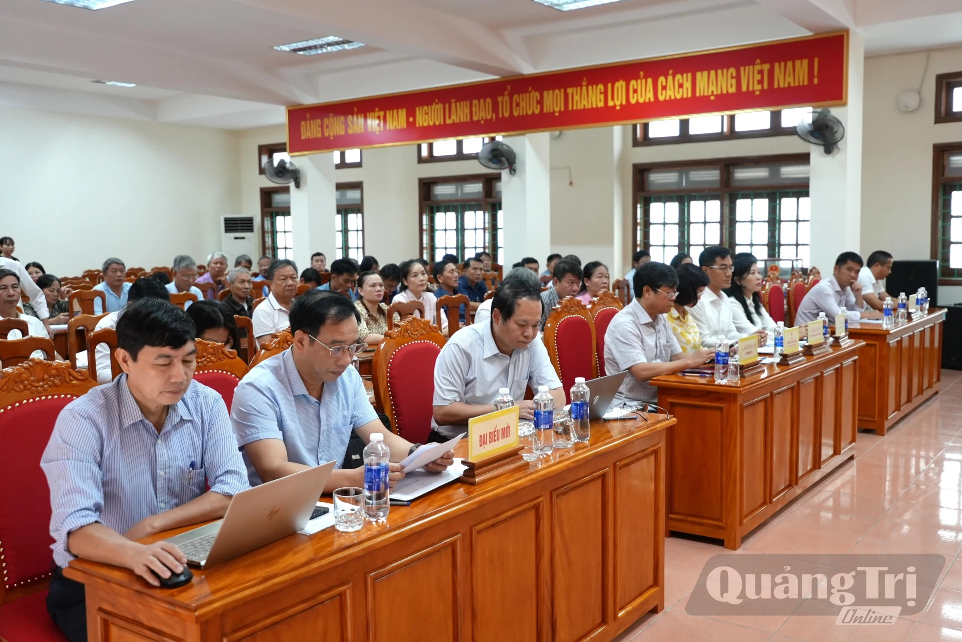 Các đại biểu tham dự hội nghị tiếp xúc cử tri ở xã Quảng Ninh - Ảnh: T.Đ