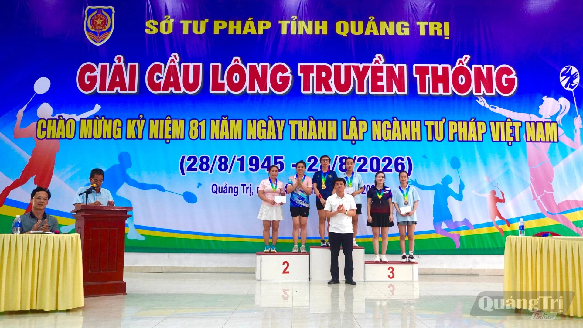 Ban tổ chức trao giải nhất, nhì, ba cho các VĐV ở nội dung đôi nữ - Ảnh: H.T