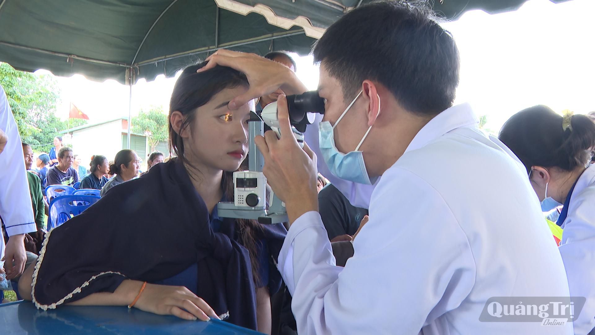 Thăm khám và phát thuốc miễn phí cho người dân huyện Outhoumphon, nước CHDCND Lào - Ảnh: Q.N