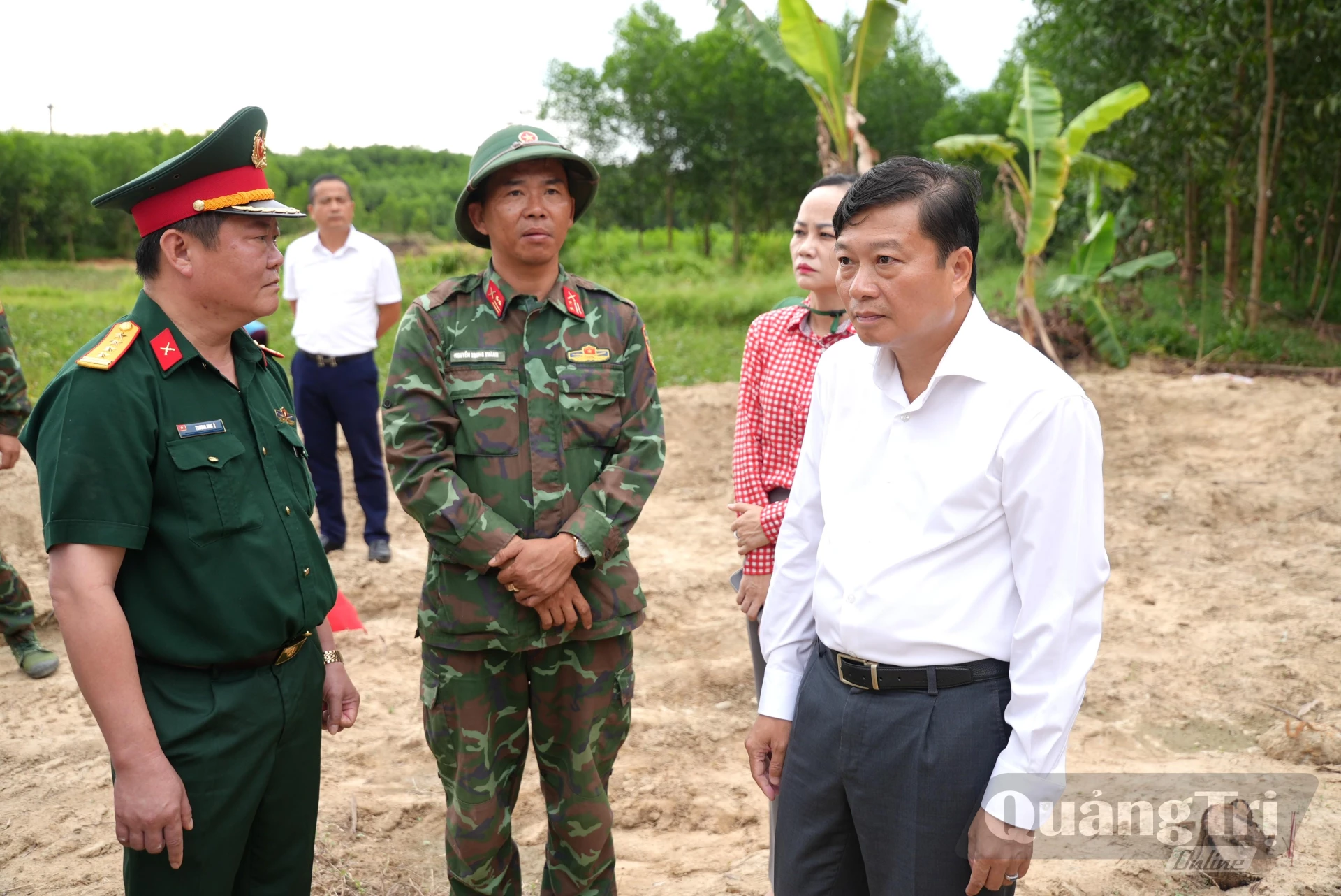 Đồng chí Lê Hồng Vinh, Phó Bí thư Tỉnh ủy, Chủ tịch UBND tỉnh nghe các đơn vị liên quan báo cáo kết quả công tác tìm kiếm, quy tập hài cốt liệt sĩ tại khu vực Câu Nhi - Ảnh: T.Đ