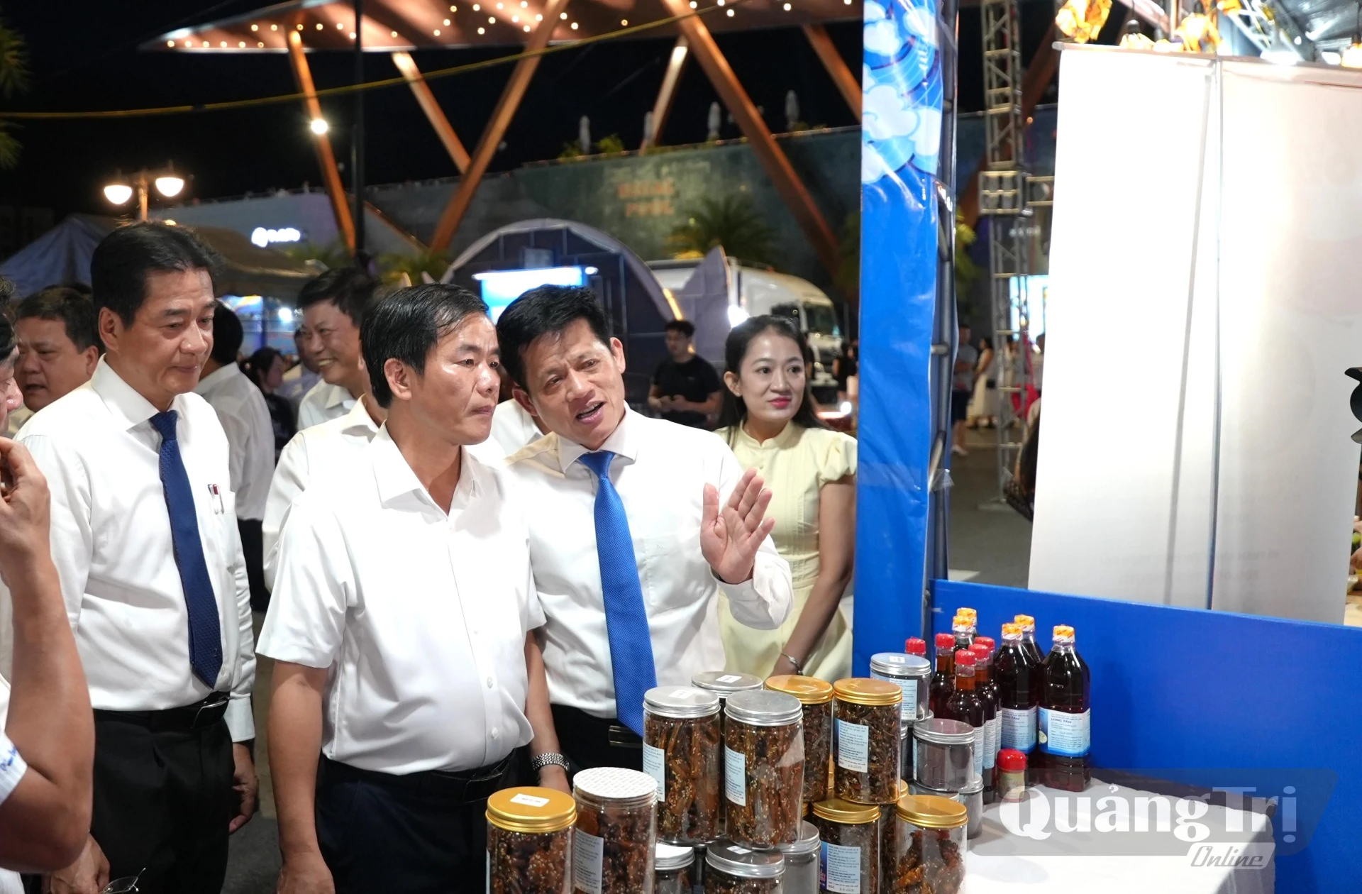 Các đồng chí lãnh đạo tỉnh Quảng Trị tham quan gian hàng trưng bày sản phẩm chế biến từ thủy sản tại sự kiện - Ảnh: T.Đ