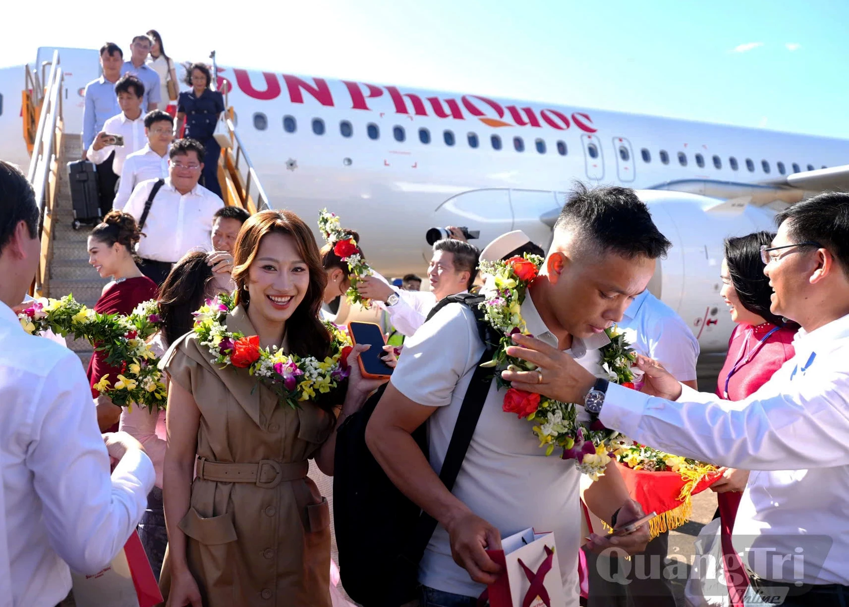 Du khách không giấu được niềm vui và xúc động khi được lãnh đạo tỉnh Quảng Trị và người dân chào đón - Ảnh: T.Đ