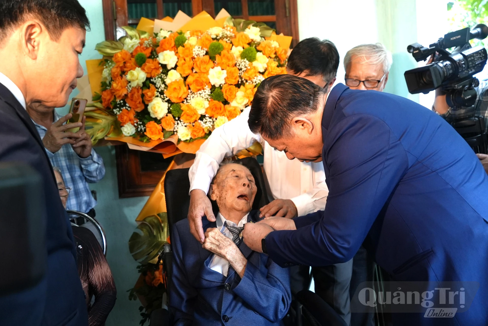 Đồng chí Đại tướng Nguyễn Trọng Nghĩa, Chủ nhiệm Tổng cục Chính trị Quân đội Nhân dân Việt Nam trao tặng huy hiệu 80 năm tuổi Đảng cho đảng viên Nguyễn Anh Hùng - Ảnh: T.Đ