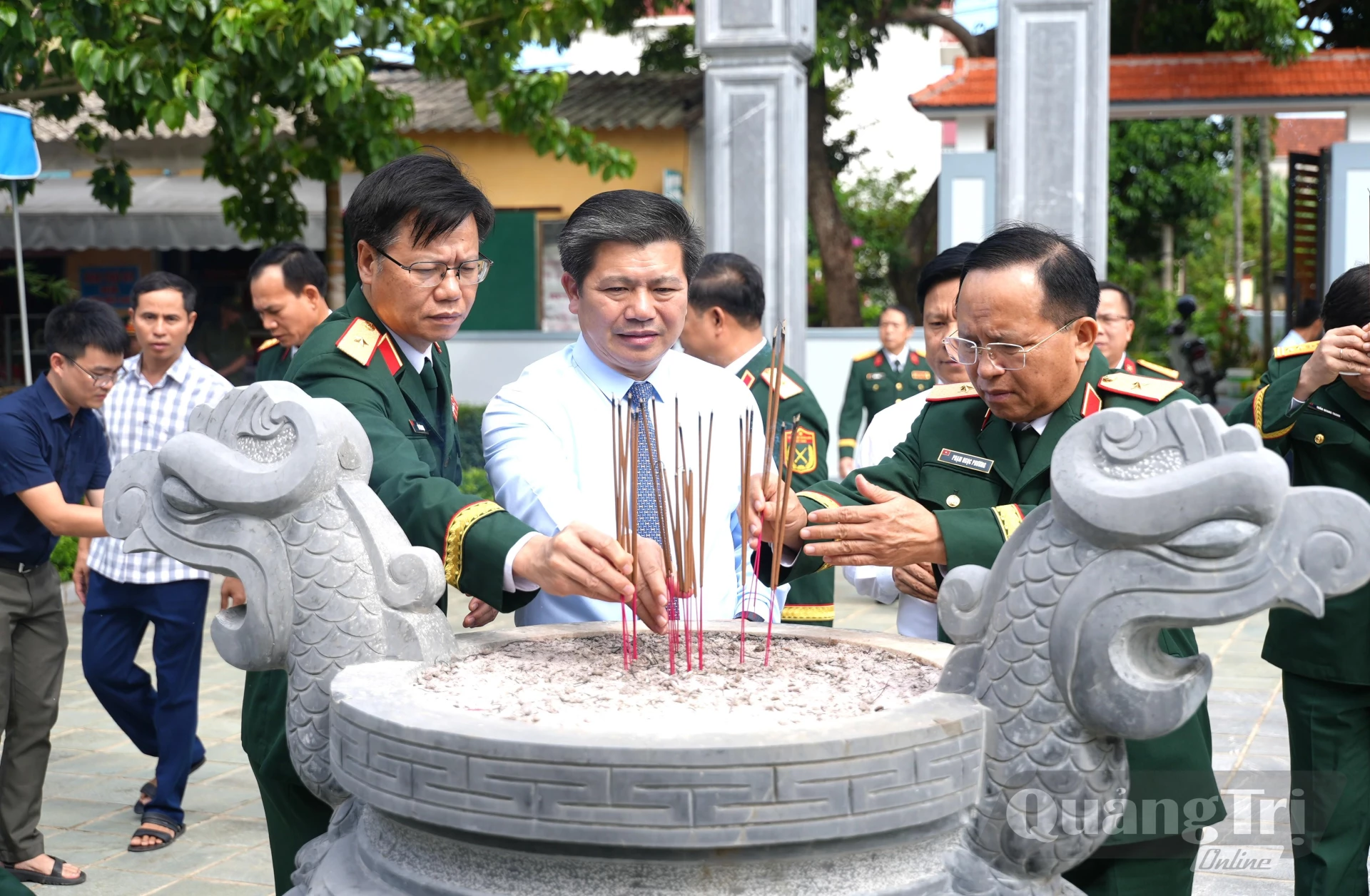 Đồng chí Trần Vũ Khiêm, Phó Bí thư Thường trực Tỉnh ủy, Trưởng Đoàn Đại biểu Quốc hội tỉnh và các tướng lĩnh Quân đội dâng hương tại Nhà tưởng niệm Đại tướng Võ Nguyên Giáp - Ảnh: T.Đ