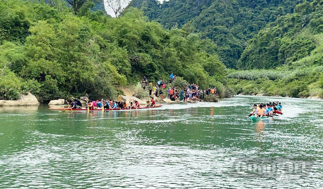 Các đội đua đang tích cực tập luyện cho giải đua thuyền truyền thống xã Kim Phú năm 2026 - Ảnh: X.P