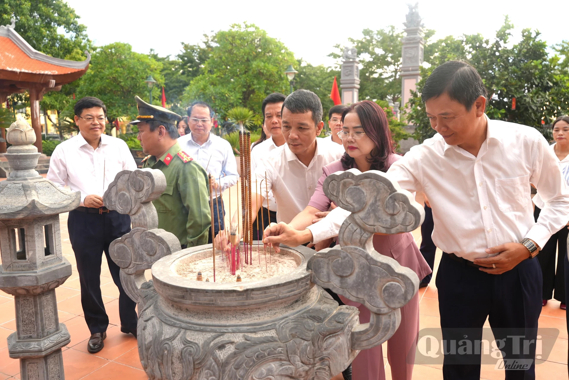 Lãnh đạo các sở, ngành dâng hương tại Đền thờ Bác Hồ và các anh hùng liệt sĩ tỉnh - Ảnh: T.Đ