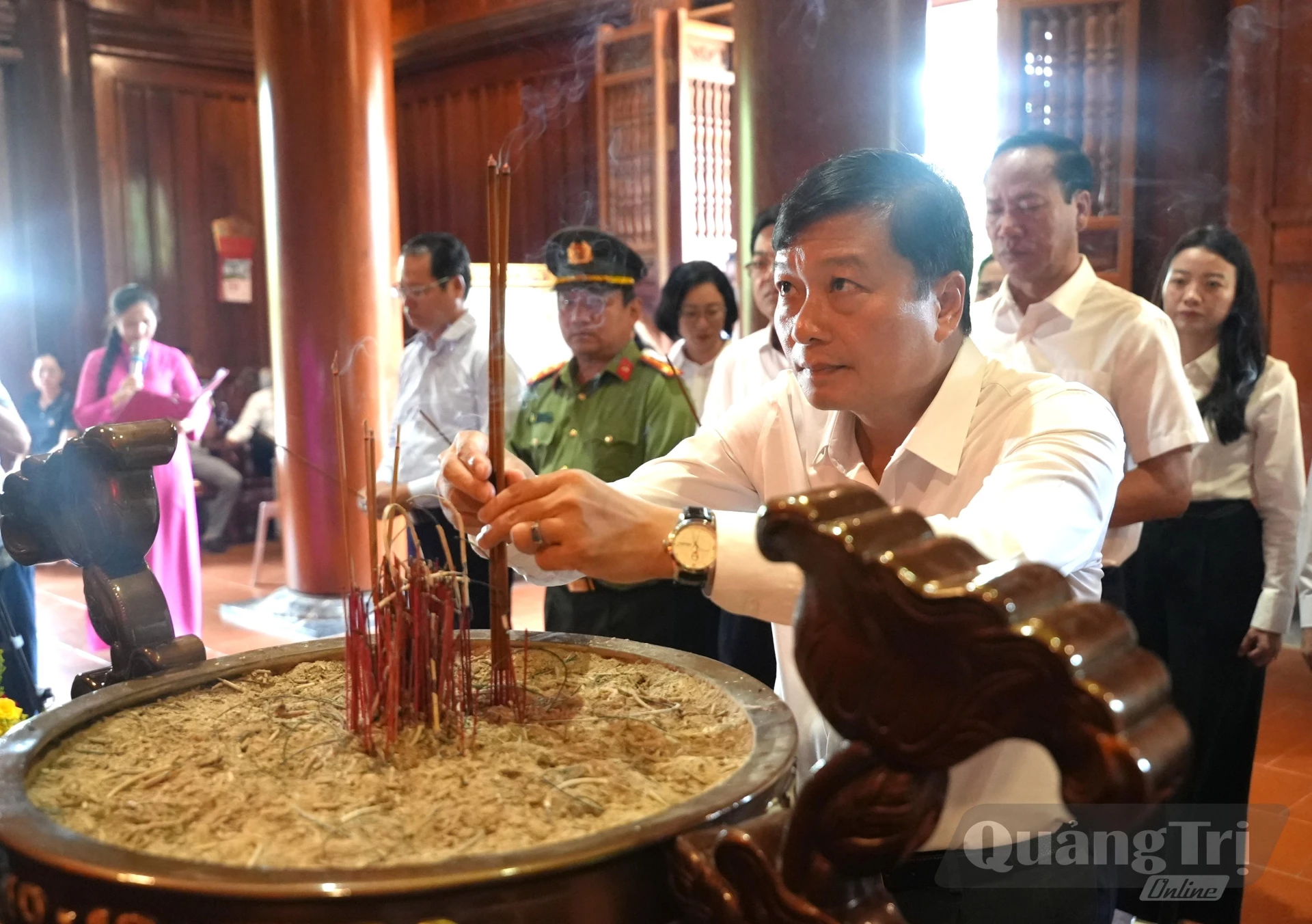 Đồng chí Lê Hồng Vinh, Chủ tịch UBND tỉnh dâng hương tri ân công lao to lớn của Chủ tịch Hồ Chí Minh - Ảnh: T.Đ