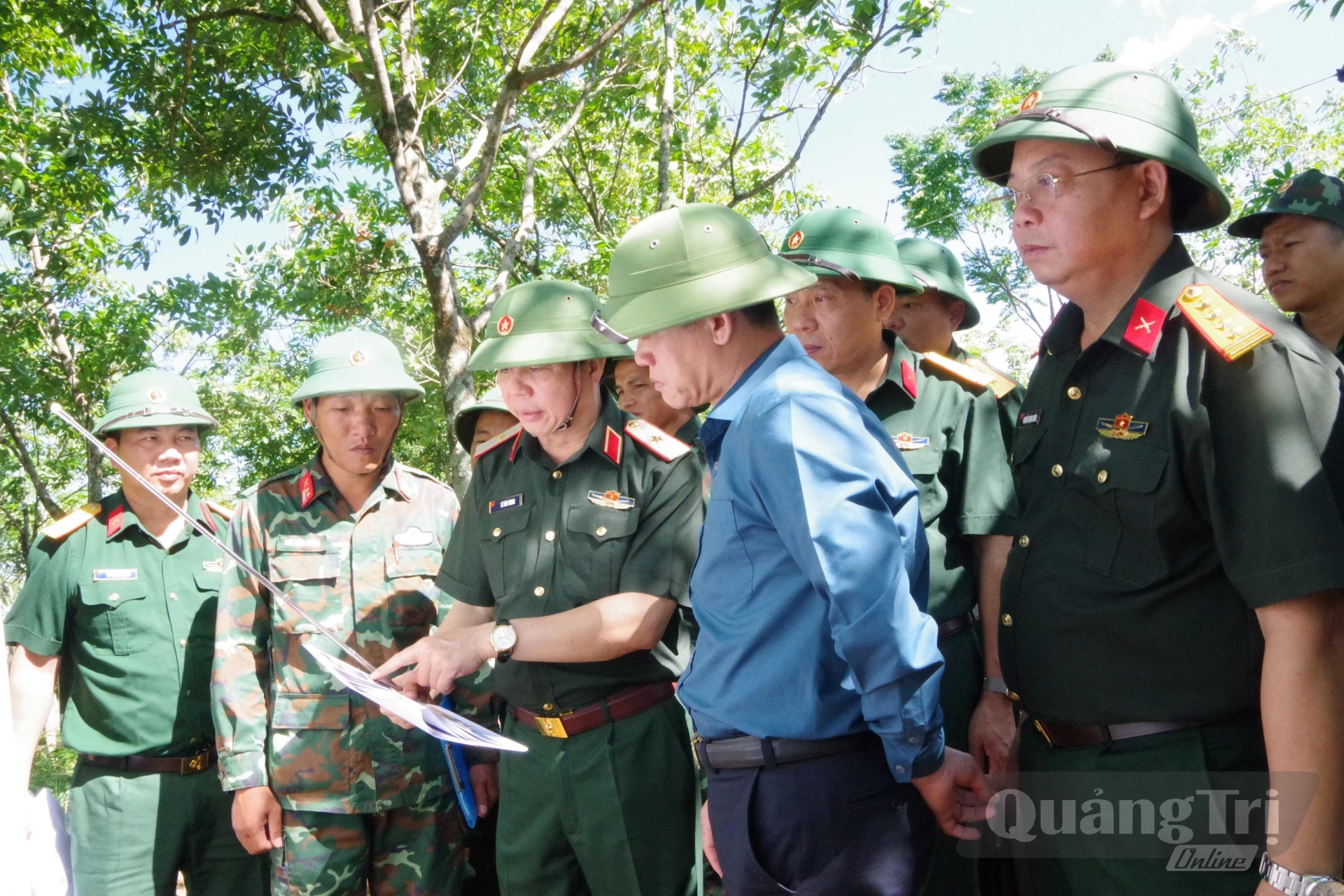 Đoàn công tác Ban Chỉ đạo 515 Quân khu 4 kiểm tra, khảo sát công tác tìm kiếm, quy tập hài cốt liệt sĩ tại khu vực căn cứ Cồn Tiên, tỉnh Quảng Trị.