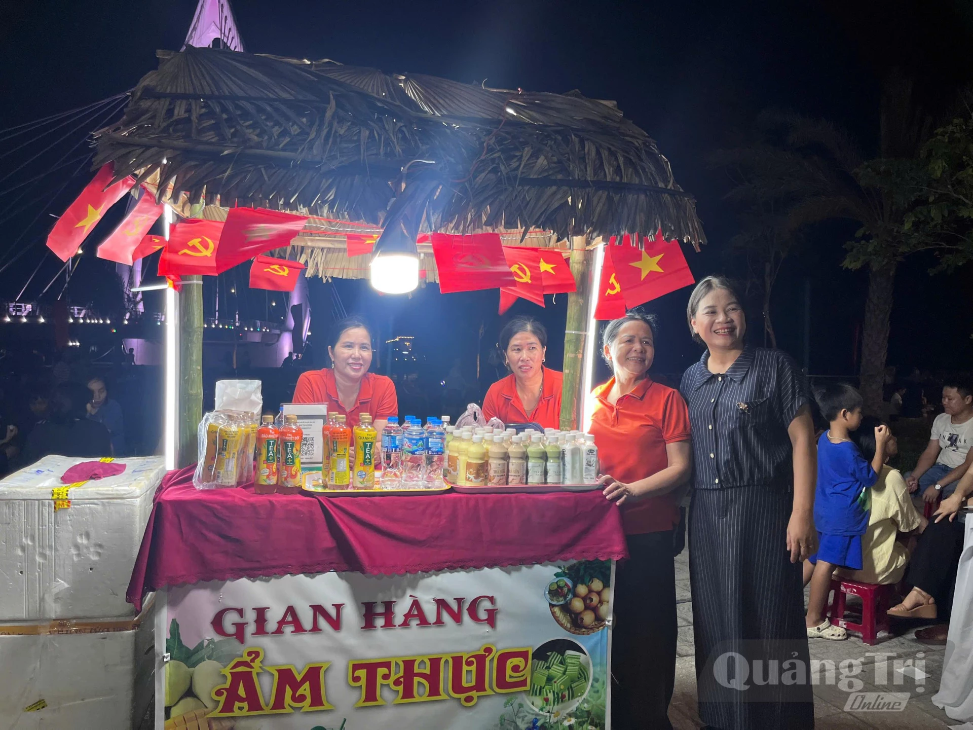 Hơn 100 gian hàng ẩm thực, sản phẩm OCOP được bố trí phục vụ người dân, du khách - Ảnh: LO 