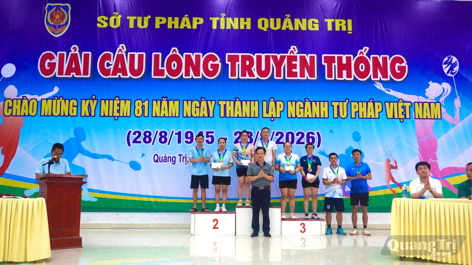 Ban tổ chức trao giải nhất, nhì, ba cho các vận động viên ở nội dung đôi nam nữ - Ảnh: H.T