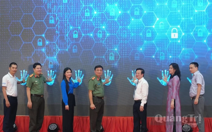 Tăng 'sức đề kháng' trên không gian mạng
