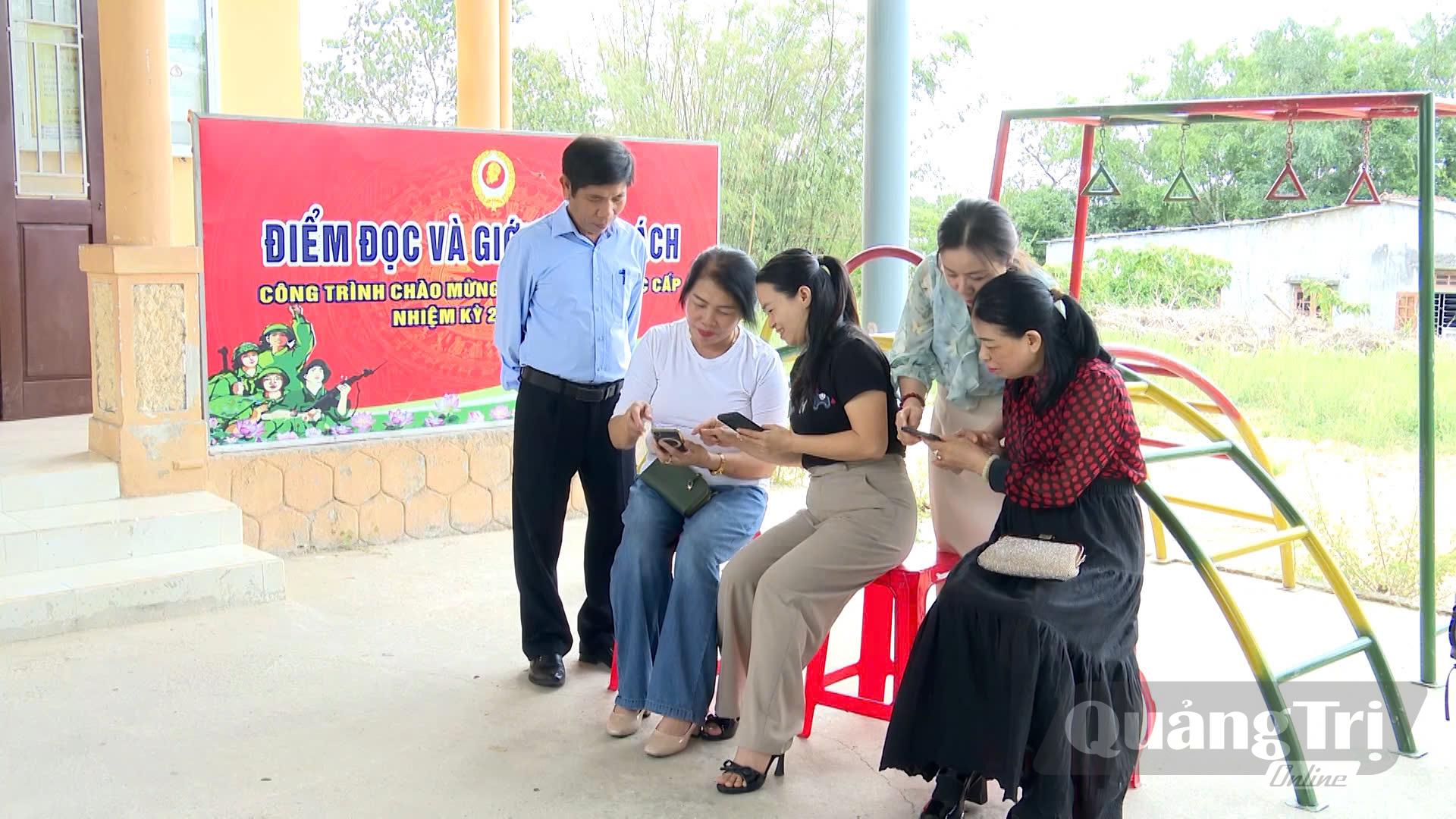 Hỗ trợ, hướng dẫn người dân tiếp nhận các thông tin qua điện thoại, zalo - Ảnh: Đ.V  