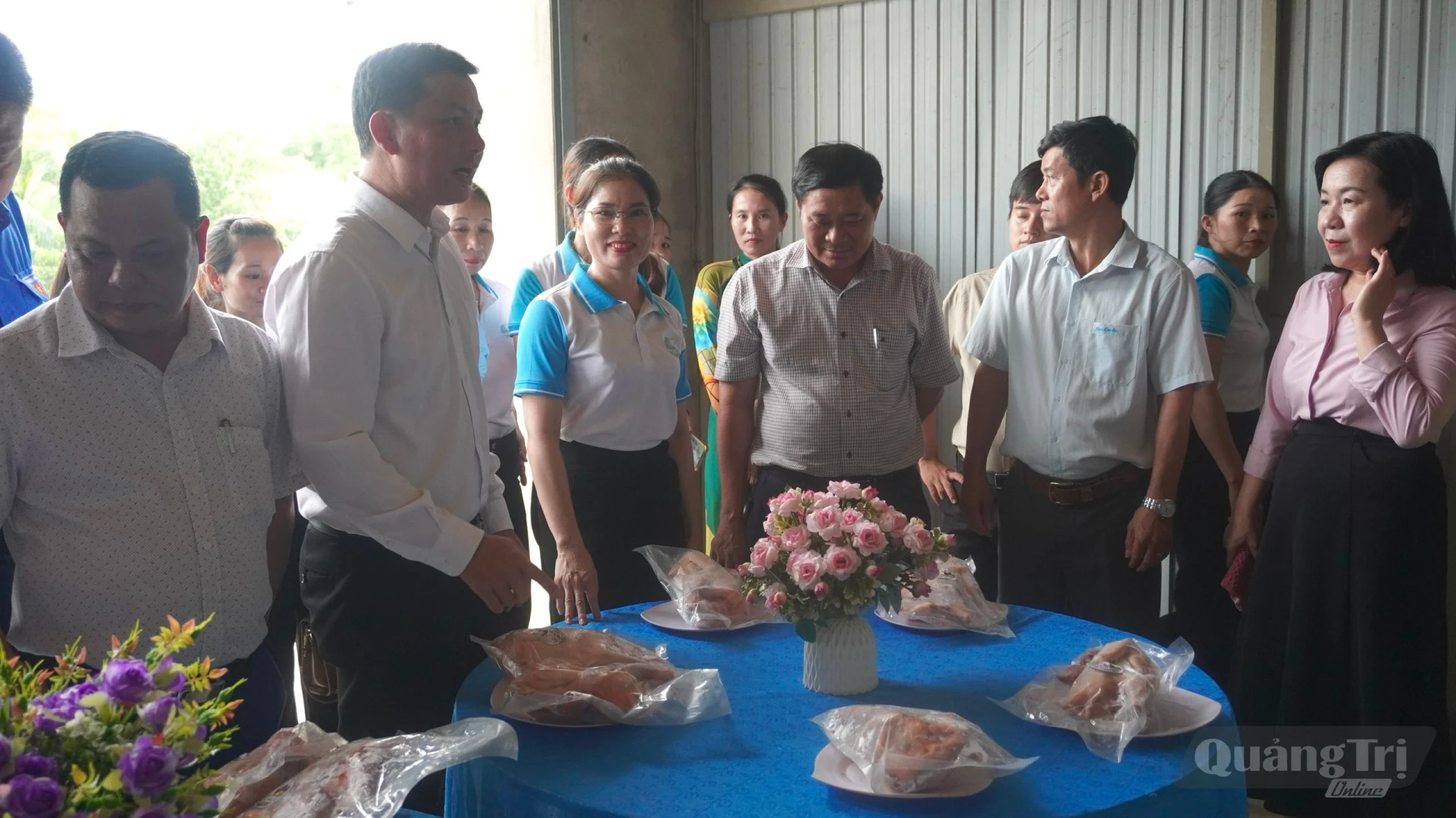 Các đại biểu đã tham quan cửa hàng giới thiệu, kinh doanh các sản phẩm của Hợp tác xã - Ảnh: H.T