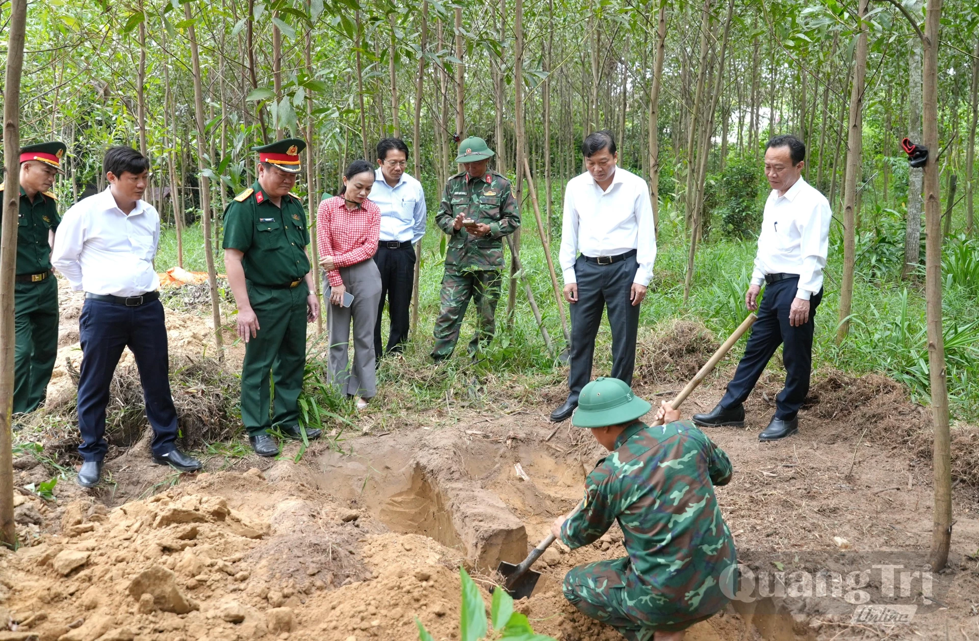 Đồng chí Lê Hồng Vinh, Phó Bí thư Tỉnh ủy, Chủ tịch UBND tỉnh kiểm tra công tác tìm kiếm, quy tập hài cốt liệt sĩ tại khu vực Câu Nhi - Ảnh: T.Đ