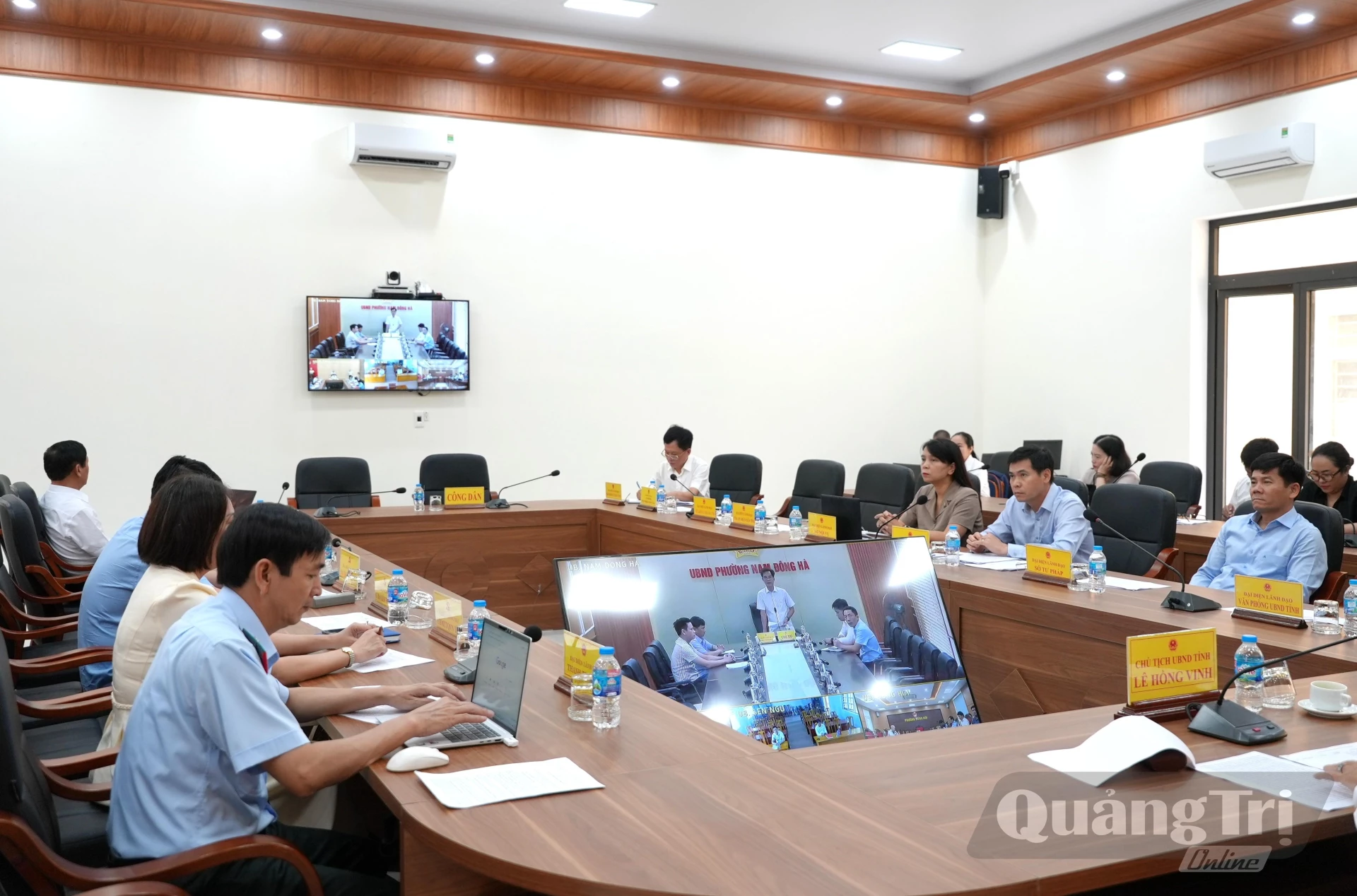 : Đại diện lãnh đạo phường Nam Đông Hà báo cáo, làm rõ về quá trình giải quyết vụ việc công dân kiến nghị bằng hình thức trực tuyến - Ảnh: T.Đ