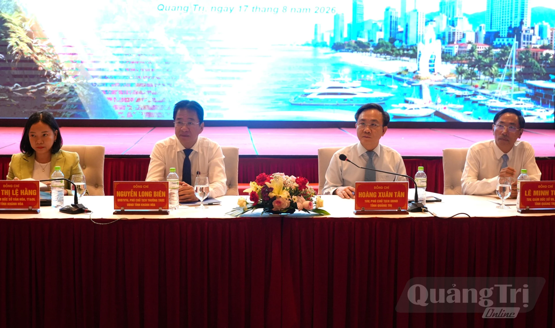 Đồng chí Hoàng Xuân Tân, Phó Chủ tịch UBND tỉnh Quảng Trị và đồng chí Nguyễn Long Biên, Phó Chủ tịch Thường trực UBND tỉnh Khánh Hòa chủ trì phiên thảo luận tại hội nghị - Ảnh: T.Đ