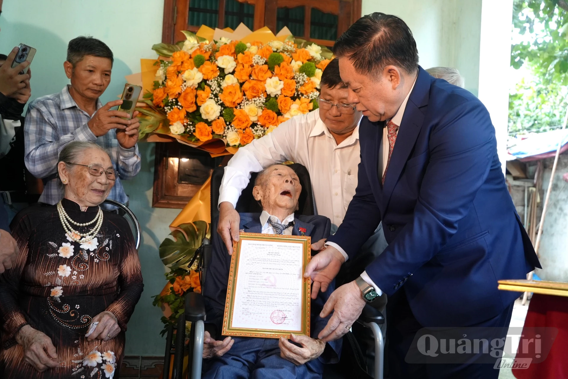 Đồng chí Đại tướng Nguyễn Trọng Nghĩa, Chủ nhiệm Tổng cục Chính trị Quân đội Nhân dân Việt Nam trao quyết định tặng huy hiệu Đảng cho đảng viên Nguyễn Anh Hùng - Ảnh: T.Đ