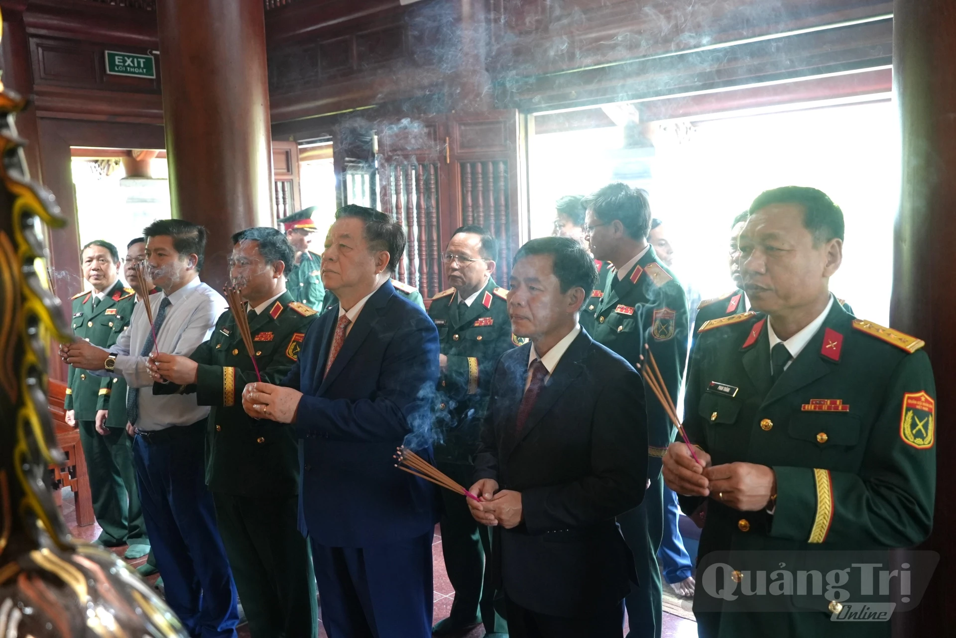 Đồng chí Đại tướng Nguyễn Trọng Nghĩa, Chủ nhiệm Tổng cục Chính trị Quân đội Nhân dân Việt Nam và các đại biểu tưởng nhớ, tri ân công lao to lớn của Đại tướng Võ Nguyên Giáp đối với sự nghiệp cách mạng của Đảng và dân tộc - Ảnh: T.Đ