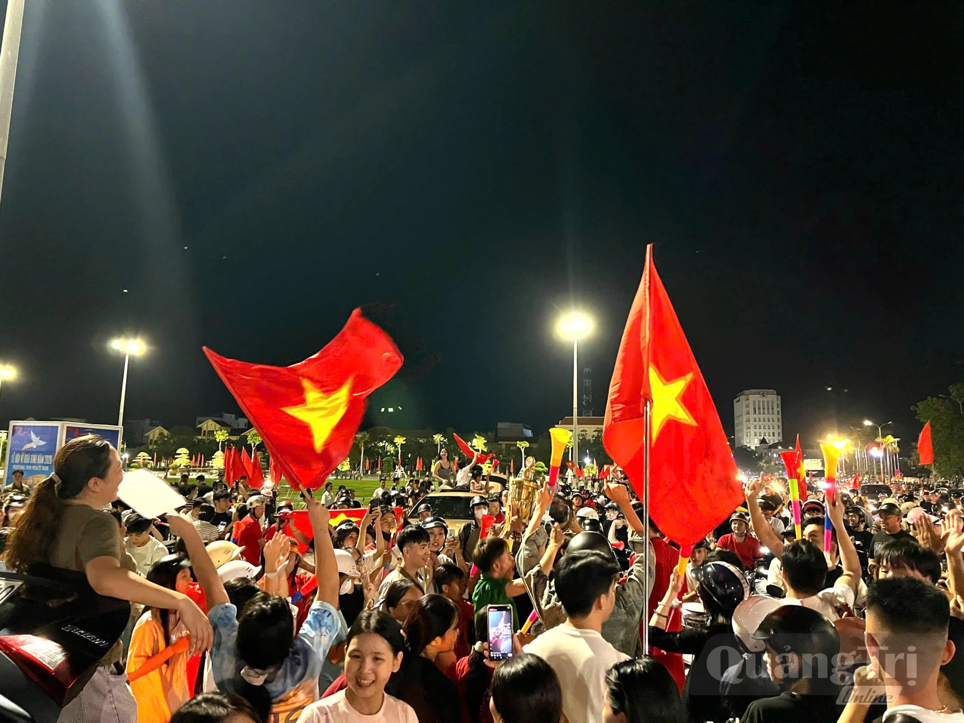 Hàng nghìn người dân tập trung tại Quảng trường Hồ Chí Minh, phường Đồng Hới để mừng chiến thắng của đội tuyển bóng đá Việt Nam - Ảnh: Trung Đức