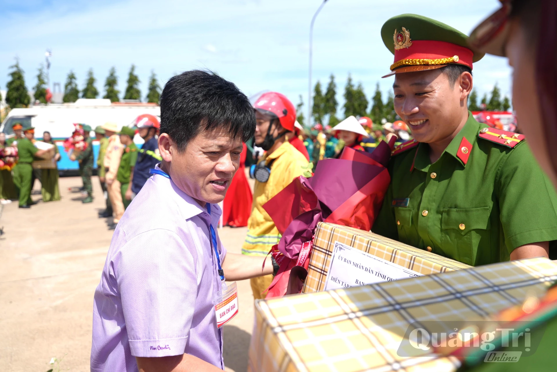Đồng chí Lê Văn Bảo, Phó Chủ tịch UBND tỉnh tặng quà, động viên các lực lượng tham gia cuộc diễn tập - Ảnh: T.Đ