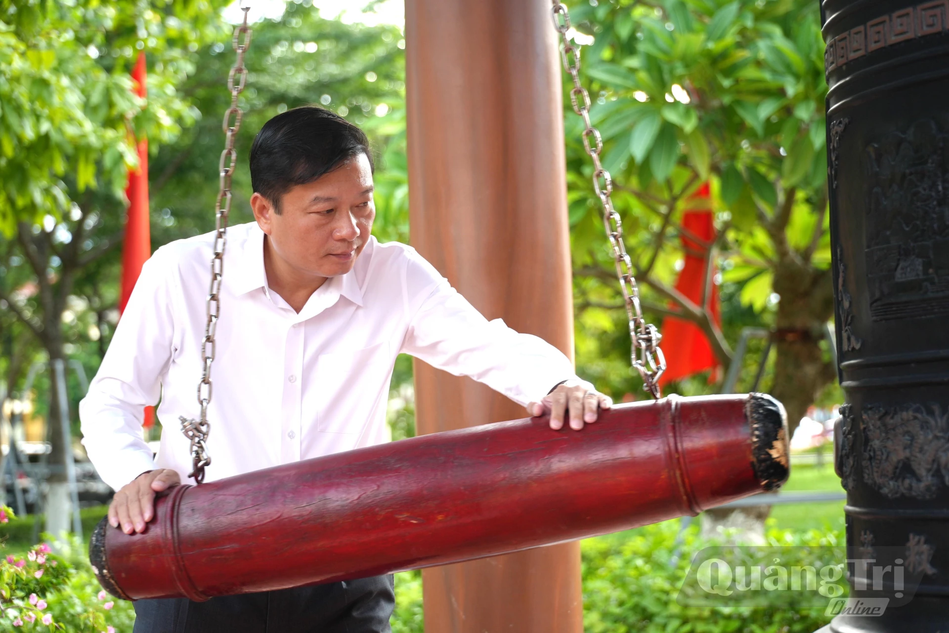 Đồng chí Lê Hồng Vinh, Chủ tịch UBND tỉnh thực hiện nghi thức thỉnh chuông - Ảnh: T.Đ