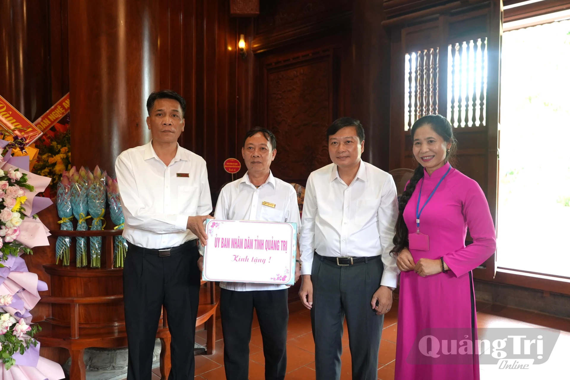 Đồng chí Lê Hồng Vinh, Chủ tịch UBND tỉnh tặng quà cho đại diện Ban Quản lý Khu di tích Quốc gia đặc biệt Kim Liên, tỉnh Nghệ An - Ảnh: T.Đ