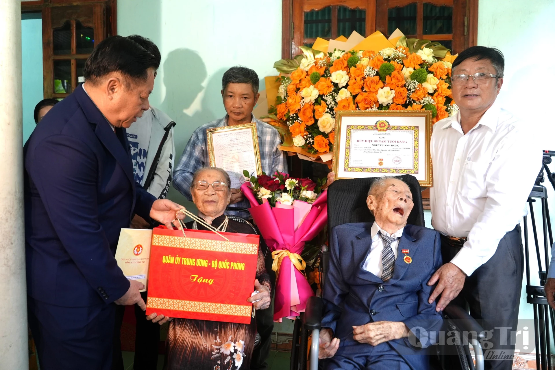Cá nhân đồng chí Đại tướng Nguyễn Trọng Nghĩa, Chủ nhiệm Tổng cục Chính trị Quân đội Nhân dân Việt Nam trao quà cho gia đình đảng viên Nguyễn Anh Hùng - Ảnh: T.Đ