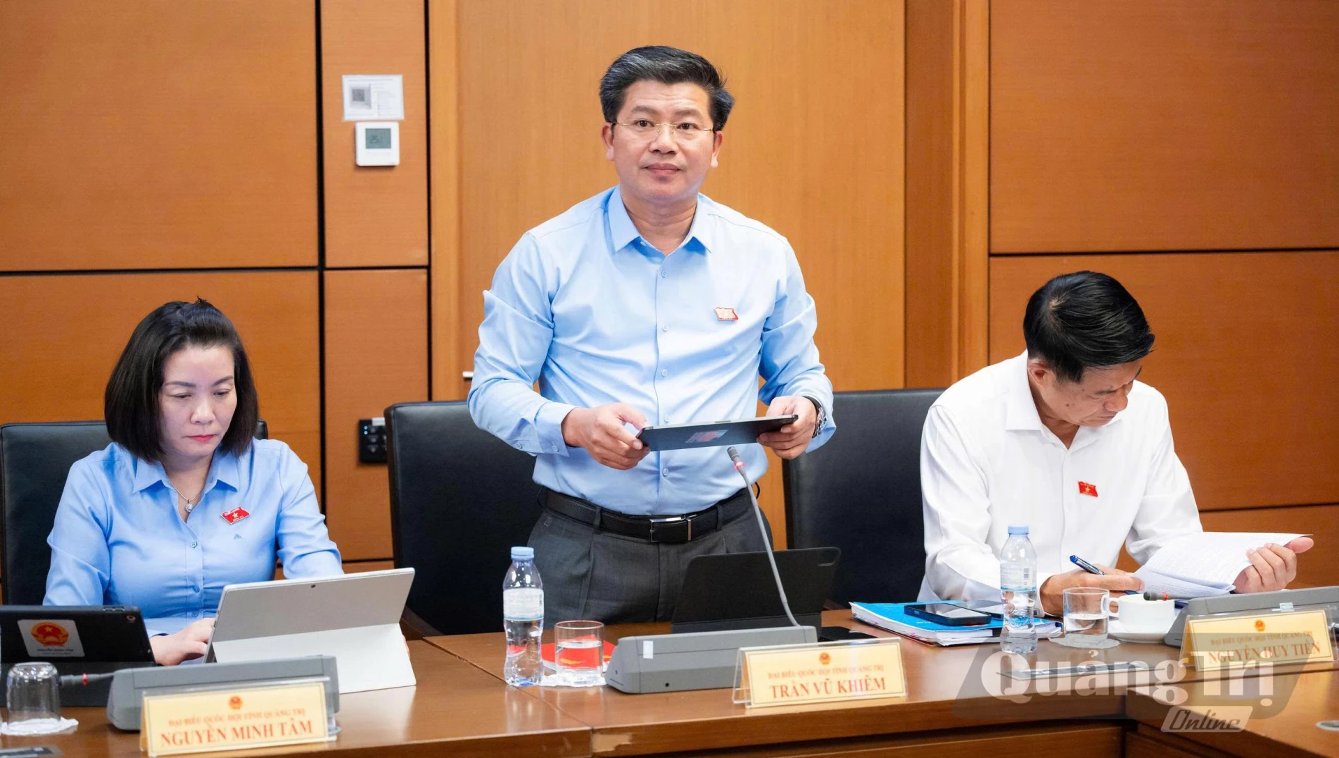 Đồng chí Trần Vũ Khiêm, Phó Bí thư Thường trực Tỉnh ủy, Trưởng đoàn ĐBQH tỉnh thảo luận tại tổ - Ảnh: N.M