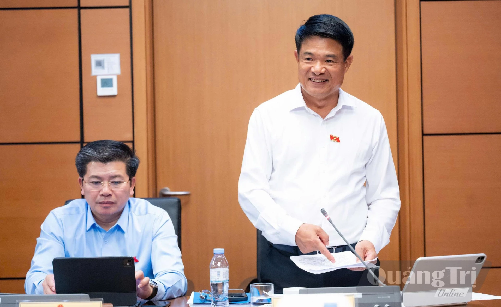 Đồng chí Nguyễn Huy Tiến, Ủy viên Trung ương Đảng, Viện trưởng Viện Kiểm sát nhân dân tối cao thảo luận tại tổ - Ảnh: N.M