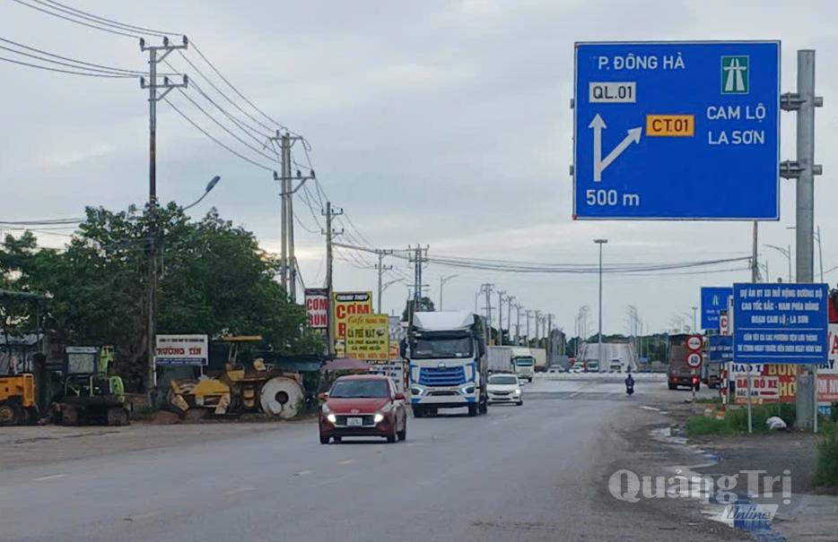 Nhiều loại phương tiện lưu thông trên Quốc lộ 9 - Ảnh: P.X.D