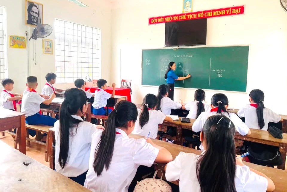Các em học sinh có hoàn cảnh khó khăn được củng cố kiến thức và dạy nhiều kỹ năng bổ ích từ lớp học yêu thương - Ảnh: ĐPĐH