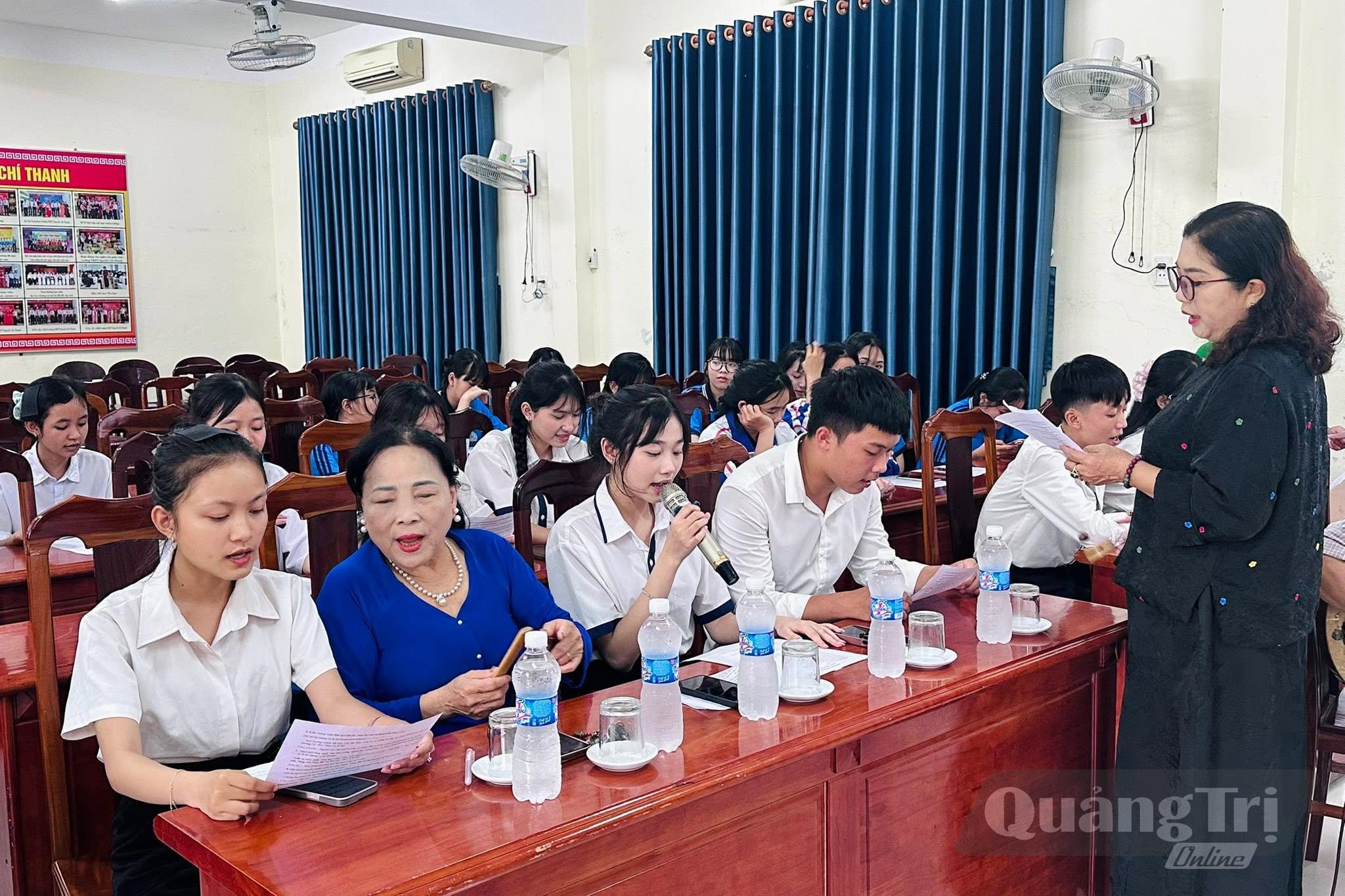 Một buổi sinh hoạt của Câu lạc bộ hò khoan Lệ Thủy, Trường THPT Nguyễn Chí Thanh cùng các nghệ nhân - Ảnh: NVCC