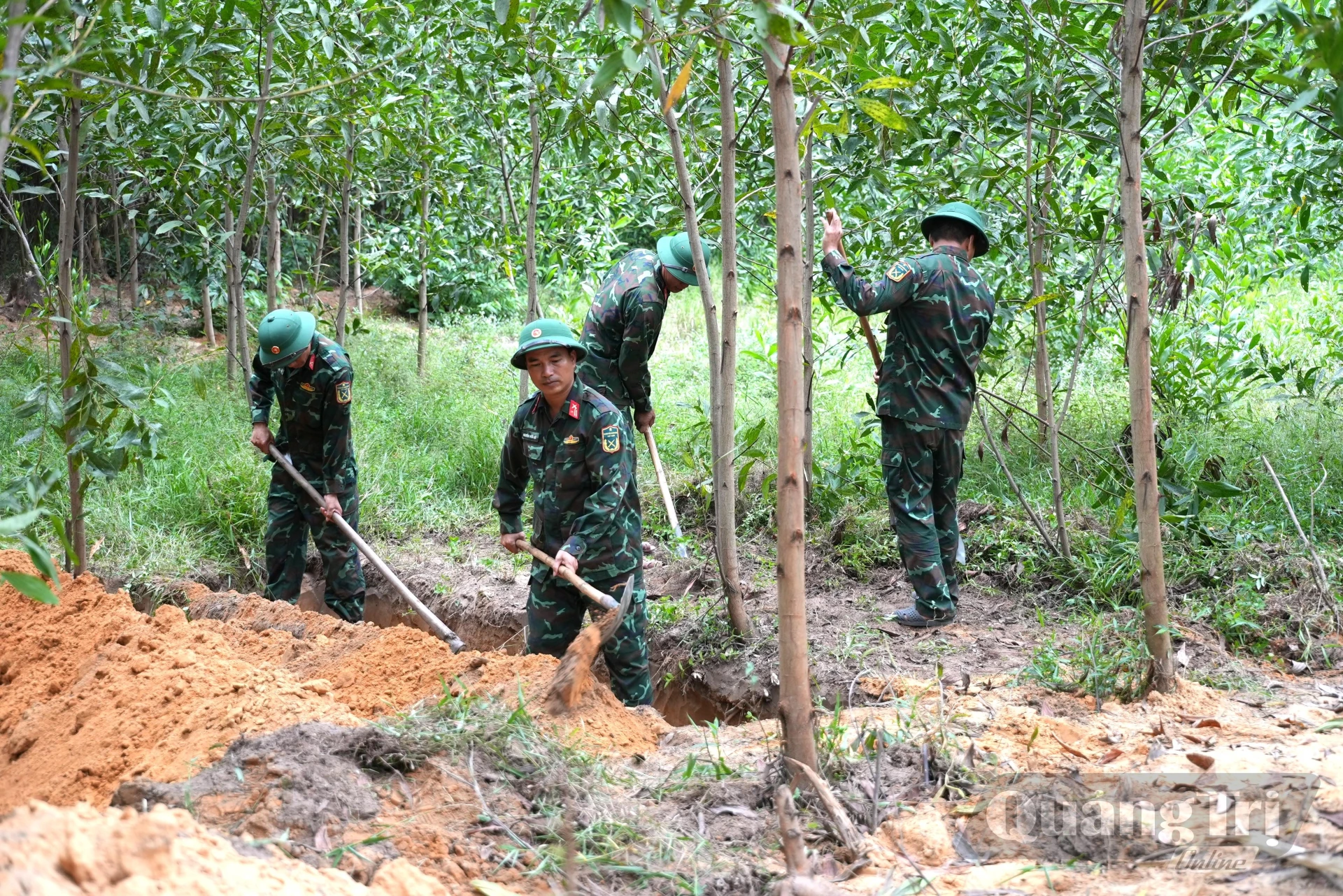 Cán bộ, chiến sĩ quân đội đang nỗ lực tìm kiếm, quy tập các hài cốt liệt sĩ tại khu vực Câu Nhi - Ảnh: T.Đ