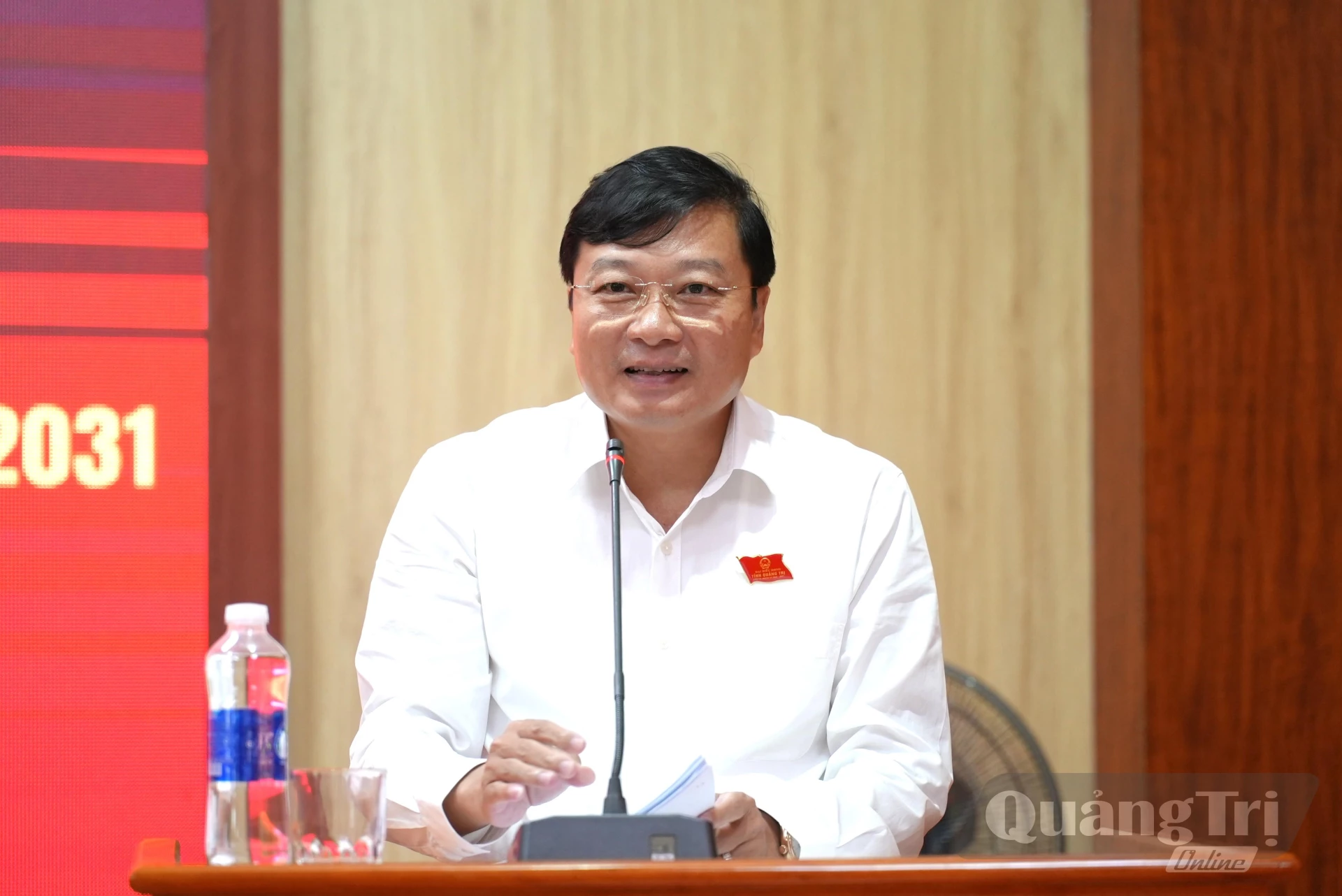 Ông Lê Hồng Vinh, Chủ tịch UBND tỉnh trả lời, làm rõ các ý kiến, kiến nghị của cử tri xã Quảng Ninh - Ảnh: T.Đ
