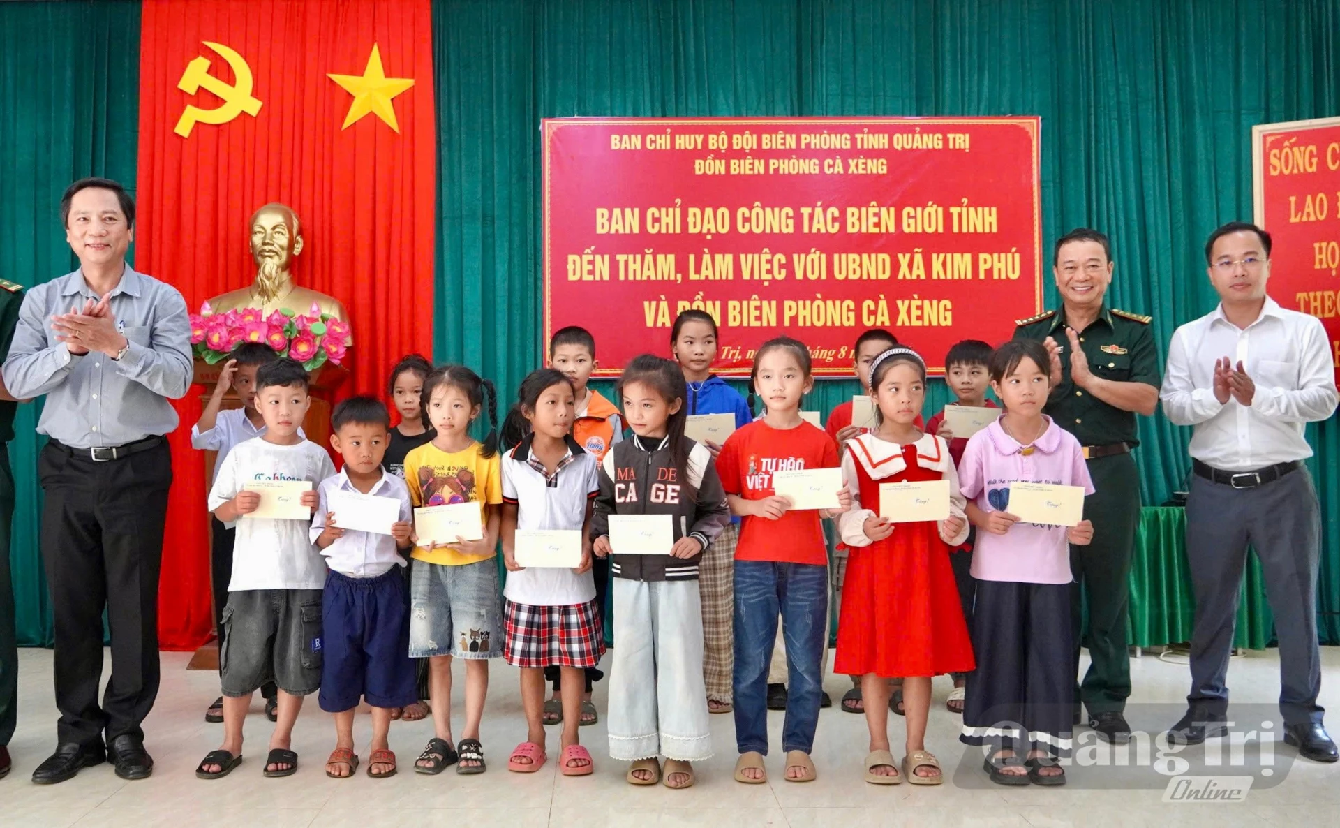 Ban Chỉ đạo công tác biên giới tỉnh trao quà khuyến học cho các em học sinh - Ảnh: H.N