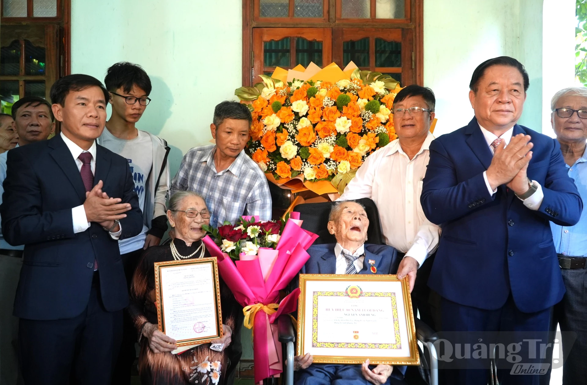 Đồng chí Chủ nhiệm Tổng cục Chính trị Quân đội nhân dân Việt Nam trao Huy hiệu 80 năm tuổi Đảng cho đảng viên lão thành